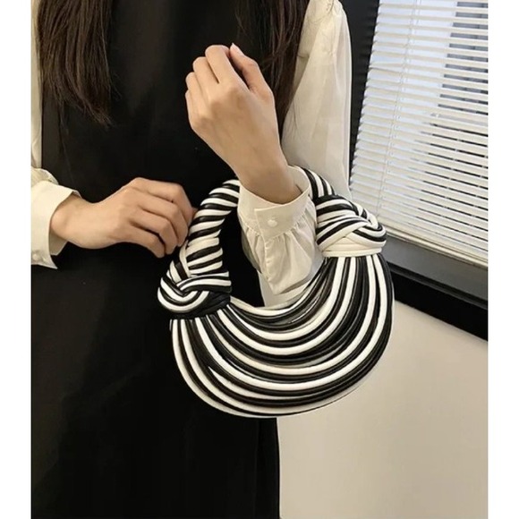 Black‎ and White Spaghetti Knot Spiral Purse - Picture 4 of 6
